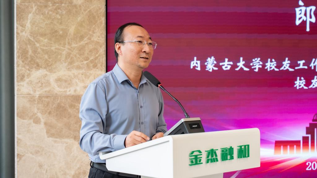 屏幕上的男人描述已自动生成