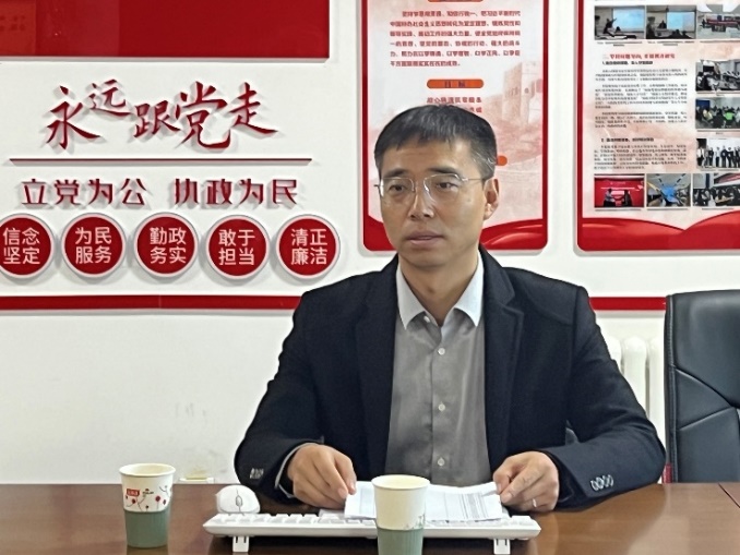 桌子前坐着穿西装的男人描述已自动生成