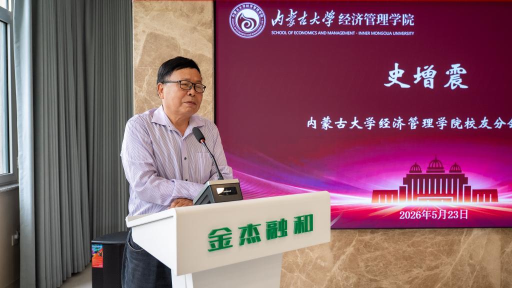 穿着西装笔挺的男子与配字描述已自动生成