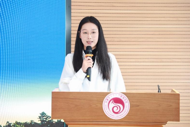 窗户边的人描述已自动生成