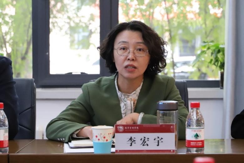 人坐在桌子前描述已自动生成