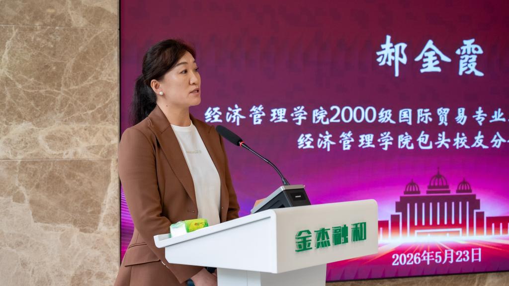 一群人在餐厅吃饭中度可信度描述已自动生成